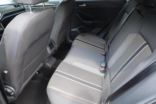 Volkswagen T-Roc 1.0 TSI R-line Style CARPLAY DAB NAVI COCKPITVIEW STOELVERWARMING 2xPDC ACC 19"LMV ALL-SEASONS NAP ZEER-NETJES!!