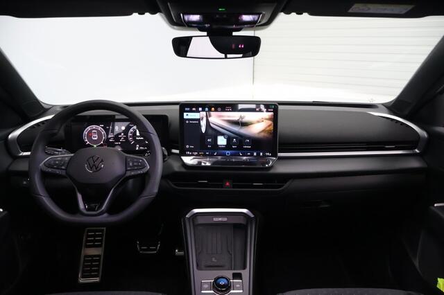 Volkswagen T-Roc 1.5 eTsi R-Line First Edition 150PK DSG Pano-Schuifdak | Trekhaak | Black Style | 20" LM Velgen | Keyless |Side Asisst |Matrix LED-Verlichting | Achteruitrijcamera