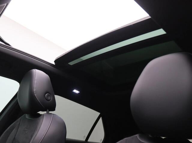 Volkswagen T-Roc 1.5 eTsi R-Line First Edition 150PK DSG Pano-Schuifdak | Trekhaak | Black Style | 20" LM Velgen | Keyless |Side Asisst |Matrix LED-Verlichting | Achteruitrijcamera