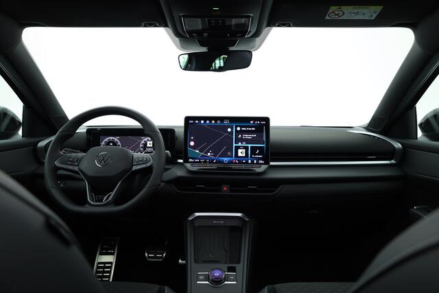 Volkswagen T-Roc 1.5 eTsi R-Line | Pano | IQ Light | Adapt. Cruise | Trekhaak | Camera | Stoel- Stuurverw. | CarPlay |