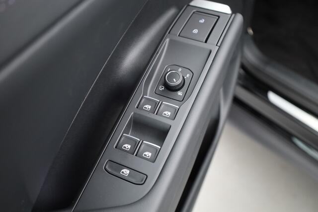 Volkswagen T-Roc 1.5 eTsi R-Line | Pano | IQ Light | Adapt. Cruise | Trekhaak | Camera | Stoel- Stuurverw. | CarPlay |