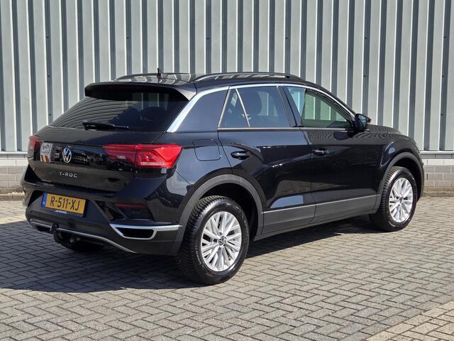 Volkswagen T-Roc 1.5 TSI Sport / Stoelverwarming / Achteruitrijcamera / Navigatie / Trekhaak / Apple CarPlay/Android Auto / All Season banden / Climate Control /