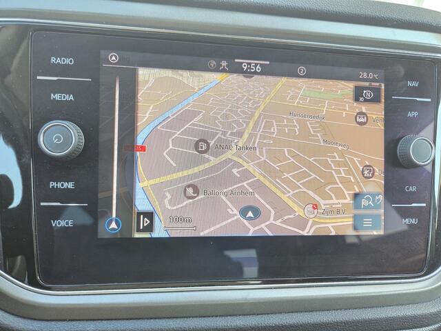 Volkswagen T-Roc 1.5 TSI Sport / Stoelverwarming / Achteruitrijcamera / Navigatie / Trekhaak / Apple CarPlay/Android Auto / All Season banden / Climate Control /