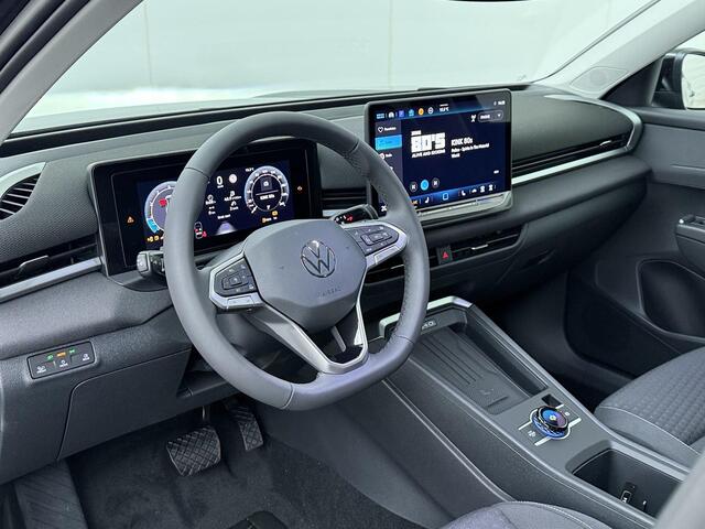 Volkswagen T-Roc Life First Edition 1.5 eTSI 85 kW / 116 PK DSG | Comfort pakket | LED Plus verlichting met lichtstrip in grille & verlichte logo's | Trekhaak wegklapbaar |