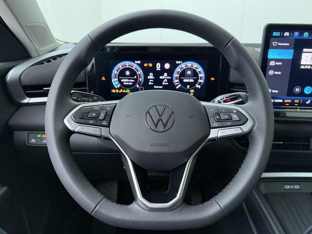 Volkswagen T-Roc Life First Edition 1.5 eTSI 85 kW / 116 PK DSG | Comfort pakket | LED Plus verlichting met lichtstrip in grille & verlichte logo's | Trekhaak wegklapbaar |