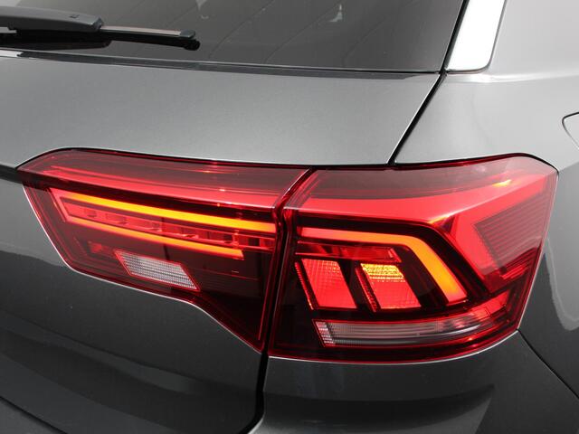Volkswagen T-Roc 1.5 TSI 150pk Automaat R-Line Edition Navigatie Apple Carplay/Android Auto Camera Climate Control Electrisch te openen achterklep Dab Verwarmbare stoelen