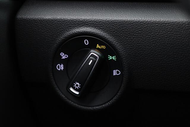 Volkswagen T-Roc 1.5 TSI R-Line | Rijklaar!! | Pano | IQ Lights | Camera | Adapt. Cruise | Trekhaak | Stoelverw. | Apple CarPlay | 17''