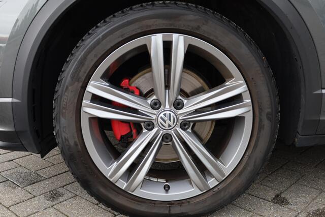 Volkswagen T-Roc 1.5 TSI Sport Business R 150PK / 110kW DSG, Panoramadak, R-Line in- en exterieur, achteruitrijcamera (rear view), parkeersensoren voor en achter (pdc), 18" 'Sebring' LMV, elektrisch verstel-, verwarm- en inklapbare buitenspiegels (spiegelpakket), lendesteun, LED verlichting, navigatie, verwarmbare voorstoelen, DAB+, elektrische achterklep, adaptieve cruise control (acc), Apple Carplay & Android Auto, keyless start & entry etc.