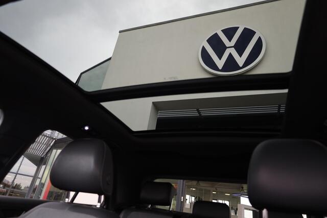 Volkswagen T-Roc 1.5 TSI Sport Business R 150PK / 110kW DSG, Panoramadak, R-Line in- en exterieur, achteruitrijcamera (rear view), parkeersensoren voor en achter (pdc), 18" 'Sebring' LMV, elektrisch verstel-, verwarm- en inklapbare buitenspiegels (spiegelpakket), lendesteun, LED verlichting, navigatie, verwarmbare voorstoelen, DAB+, elektrische achterklep, adaptieve cruise control (acc), Apple Carplay & Android Auto, keyless start & entry etc.