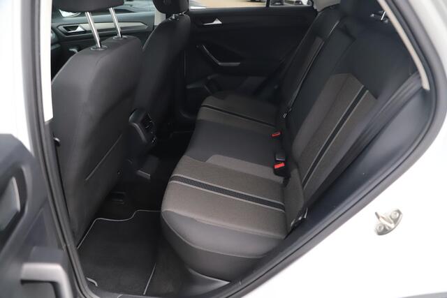 Volkswagen T-Roc 1.0 TSI Style Business Trekhaak 18 inch Zwarte Velgen Navigatie Carplay Android Airco Adaptive Cruise Control Parkeersensoren