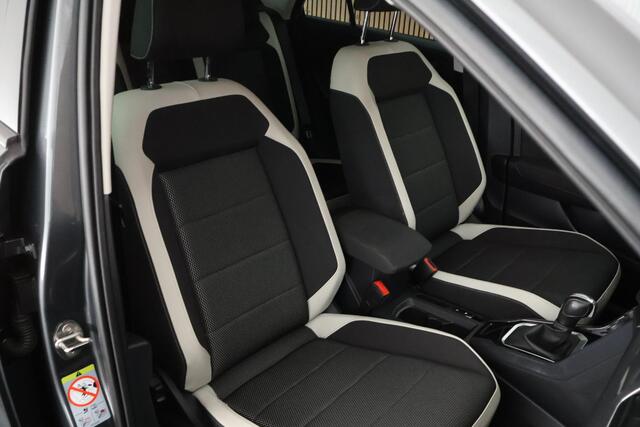 Volkswagen T-Roc 1.5 TSI 150pk DSG Style Trekhaak Virtual cockpit Adaptive cruise Stoelverwaming PDC