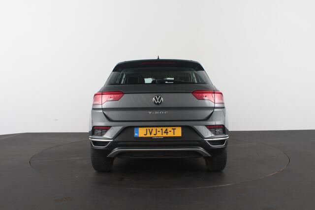 Volkswagen T-Roc 1.0 TSI Style > 110pk/Kleur Indium Grey/Parkeersensoren/navi/All season banden