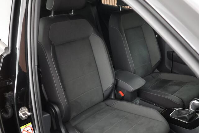 Volkswagen T-Roc 1.5 TSI 150pk DSG R-Line Edition Trekhaak Camera Stoelverwarming Massage Virtual Cockpit Navigatie