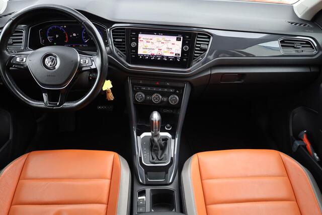 Volkswagen T-Roc 1.5 TSI Sport NL auto 1e eigenaar nieuw door ons geleverd en onderhouden Lederen bekleding panoramadak digital cockpit pro stoel en stuurwielverwarming achteruitrijcamera spiegel pakket LMV Antraciet