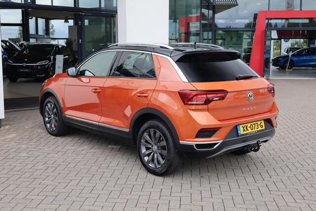 Volkswagen T-Roc 1.5 TSI Sport NL auto 1e eigenaar nieuw door ons geleverd en onderhouden Lederen bekleding panoramadak digital cockpit pro stoel en stuurwielverwarming achteruitrijcamera spiegel pakket LMV Antraciet