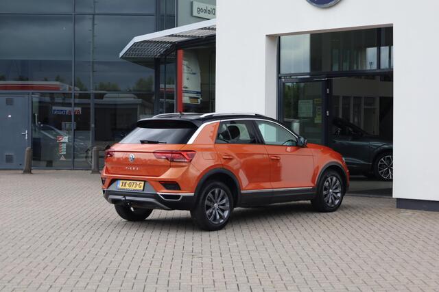 Volkswagen T-Roc 1.5 TSI Sport NL auto 1e eigenaar nieuw door ons geleverd en onderhouden Lederen bekleding panoramadak digital cockpit pro stoel en stuurwielverwarming achteruitrijcamera spiegel pakket LMV Antraciet