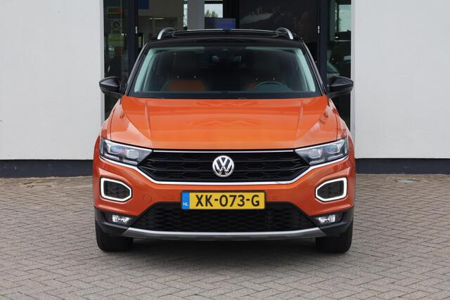 Volkswagen T-Roc 1.5 TSI Sport NL auto 1e eigenaar nieuw door ons geleverd en onderhouden Lederen bekleding panoramadak digital cockpit pro stoel en stuurwielverwarming achteruitrijcamera spiegel pakket LMV Antraciet