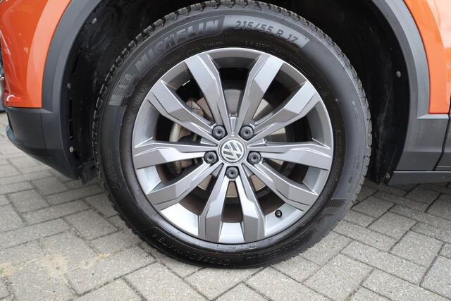 Volkswagen T-Roc 1.5 TSI Sport NL auto 1e eigenaar nieuw door ons geleverd en onderhouden Lederen bekleding panoramadak digital cockpit pro stoel en stuurwielverwarming achteruitrijcamera spiegel pakket LMV Antraciet