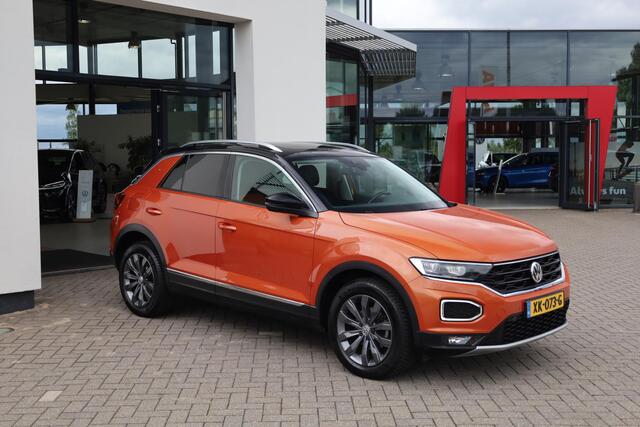 Volkswagen T-Roc 1.5 TSI Sport NL auto 1e eigenaar nieuw door ons geleverd en onderhouden Lederen bekleding panoramadak digital cockpit pro stoel en stuurwielverwarming achteruitrijcamera spiegel pakket LMV Antraciet