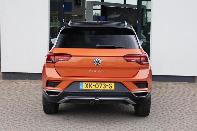 Volkswagen T-Roc 1.5 TSI Sport NL auto 1e eigenaar nieuw door ons geleverd en onderhouden Lederen bekleding panoramadak digital cockpit pro stoel en stuurwielverwarming achteruitrijcamera spiegel pakket LMV Antraciet