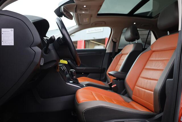 Volkswagen T-Roc 1.5 TSI Sport NL auto 1e eigenaar nieuw door ons geleverd en onderhouden Lederen bekleding panoramadak digital cockpit pro stoel en stuurwielverwarming achteruitrijcamera spiegel pakket LMV Antraciet