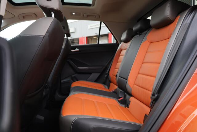 Volkswagen T-Roc 1.5 TSI Sport NL auto 1e eigenaar nieuw door ons geleverd en onderhouden Lederen bekleding panoramadak digital cockpit pro stoel en stuurwielverwarming achteruitrijcamera spiegel pakket LMV Antraciet