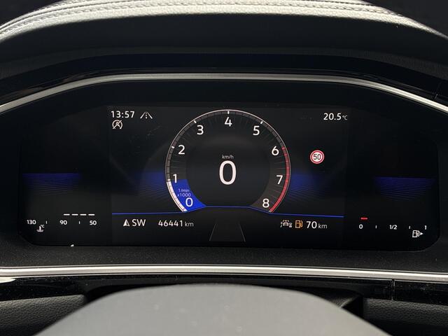 Volkswagen T-Roc 1.0 TSI R-Line Business | Achteruitrijcamera | Parkeersensoren | Parkeerassistent | ArtVelours | Stoelmassage | Stoelverwarming | LED Koplampen | Navigatie Discover Media | Apple Carplay | Android Auto | Privacy Glas | Two-Tone |