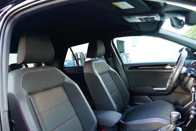 Volkswagen T-Roc 1.5 TSI Style Business. Adap Cruise, Elk Klep, Camera, Navi, 18"LMV, Full Led, Haak 1500kg