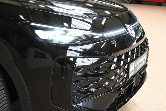 Volkswagen T-Roc 1.5 eTSI R-Line LED | Keyless | Navi | AWB 100% (Dealer) onderhouden label