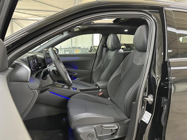 Volkswagen T-Roc 1.5 eTsi R-Line First Edition | H&K | Trekhaak | Pano | Black-style | Licht-pakket (IQ.Light)
