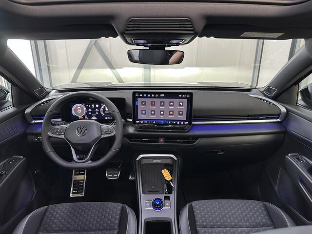 Volkswagen T-Roc 1.5 eTsi R-Line First Edition | H&K | Trekhaak | Pano | Black-style | Licht-pakket (IQ.Light)
