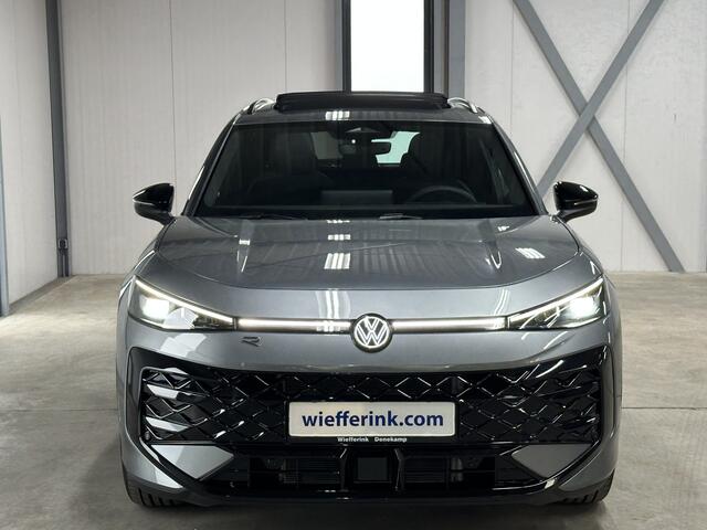 Volkswagen T-Roc 1.5 eTsi R-Line First Edition | Trekhaak | Pano | Black-style | Licht-pakket (IQ.Light)