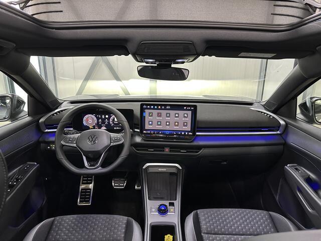 Volkswagen T-Roc 1.5 eTsi R-Line First Edition | Trekhaak | Pano | Black-style | Licht-pakket (IQ.Light)