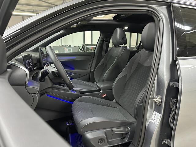 Volkswagen T-Roc 1.5 eTsi R-Line First Edition | Trekhaak | Pano | Black-style | Licht-pakket (IQ.Light)