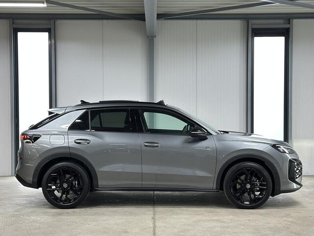 Volkswagen T-Roc 1.5 eTsi R-Line First Edition | Trekhaak | Pano | Black-style | Licht-pakket (IQ.Light)