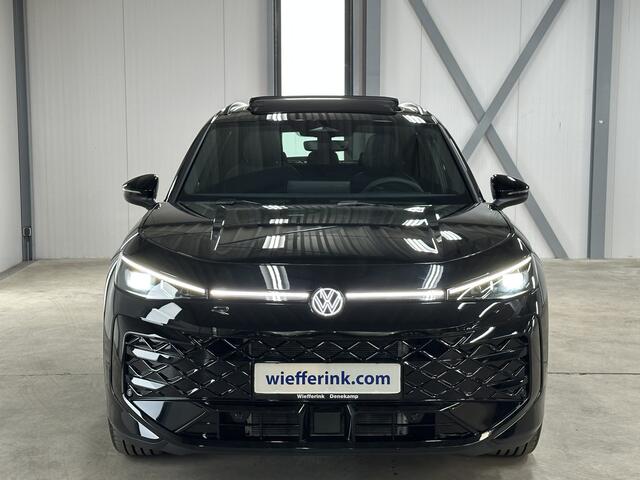 Volkswagen T-Roc 1.5 eTsi R-Line First Edition | Trekhaak | Pano | Black-style | Licht-pakket (IQ.Light)