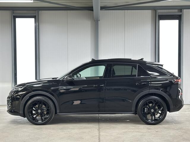 Volkswagen T-Roc 1.5 eTsi R-Line First Edition | Trekhaak | Pano | Black-style | Licht-pakket (IQ.Light)