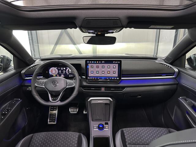Volkswagen T-Roc 1.5 eTsi R-Line First Edition | Trekhaak | Pano | Black-style | Licht-pakket (IQ.Light)