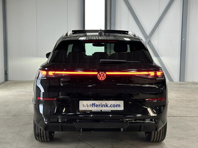 Volkswagen T-Roc 1.5 eTsi R-Line First Edition | Trekhaak | Pano | Black-style | Licht-pakket (IQ.Light)