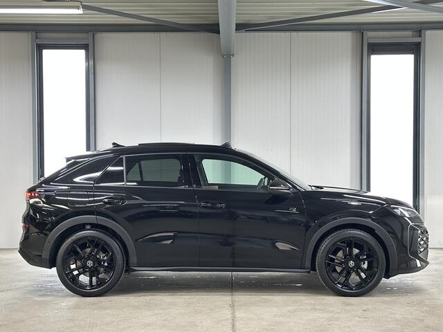 Volkswagen T-Roc 1.5 eTsi R-Line First Edition | Trekhaak | Pano | Black-style | Licht-pakket (IQ.Light)