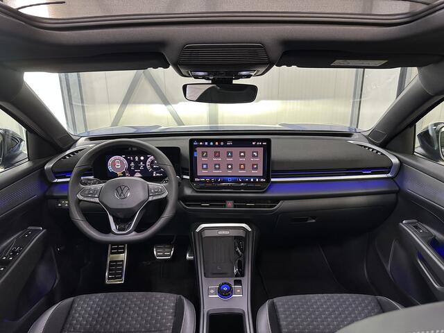 Volkswagen T-Roc 1.5 eTsi R-Line First Edition | Trekhaak | Pano | Black-style | Licht-pakket (IQ.Light)