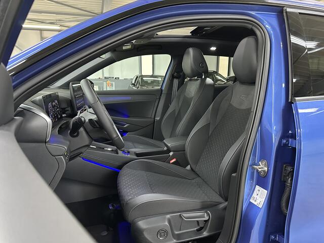 Volkswagen T-Roc 1.5 eTsi R-Line First Edition | Trekhaak | Pano | Black-style | Licht-pakket (IQ.Light)