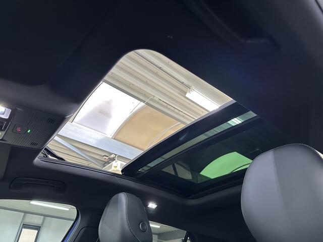 Volkswagen T-Roc 1.5 eTsi R-Line First Edition | Trekhaak | Pano | Black-style | Licht-pakket (IQ.Light)