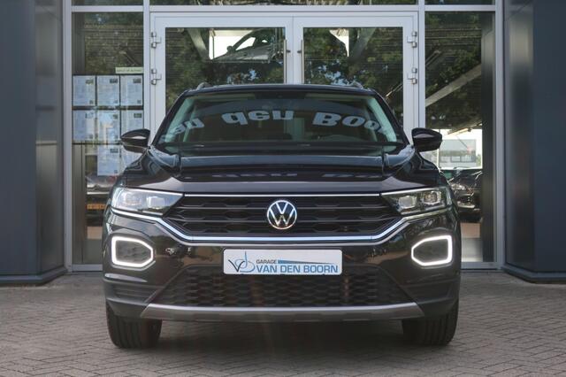 Volkswagen T-Roc 1.5 TSI, Trekhaak, Stoelverwarming, Dodehoek detectie, CarPlay/Android etc.