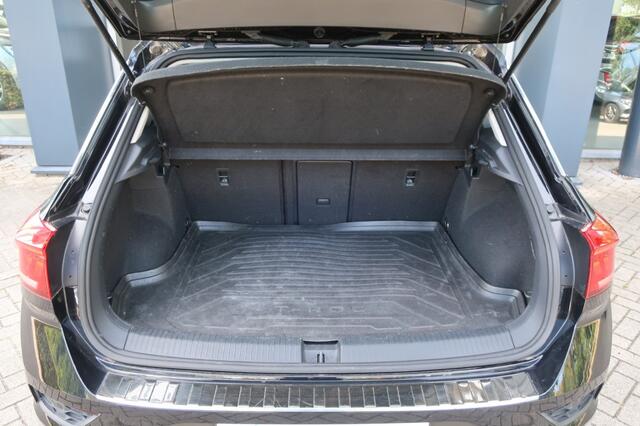 Volkswagen T-Roc 1.5 TSI, Trekhaak, Stoelverwarming, Dodehoek detectie, CarPlay/Android etc.