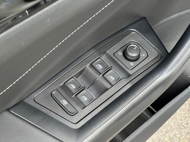 Volkswagen T-Roc 1.5 TSI 150pk DSG R-Line | Trekhaak | Camera | Keyless | Elek. Achterklep | Dode hoek | Rijklaar incl. 1 jaar Bovag garantie