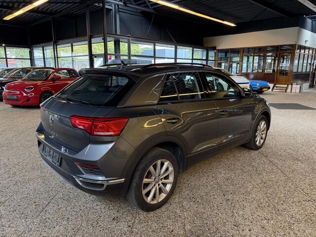 Volkswagen T-Roc 1.5 TSI Style | 51.000KM !! | Camera | Trekhaak | Adaptive | CarPlay |