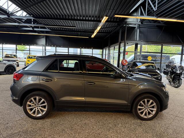 Volkswagen T-Roc 1.5 TSI Style | 51.000KM !! | Camera | Trekhaak | Adaptive | CarPlay |