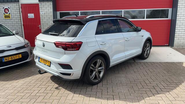 Volkswagen T-Roc 1.5 TSI Sport R-LINE / AUTOMAAT / NWE D-RIEM / PANORAMADAK / TREKHAAK / FULL LED / CAMERA / CARPLAY / ACC / NL-AUTO