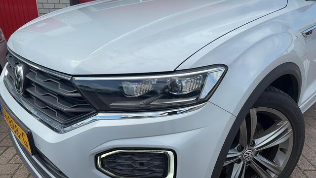 Volkswagen T-Roc 1.5 TSI Sport R-LINE / AUTOMAAT / NWE D-RIEM / PANORAMADAK / TREKHAAK / FULL LED / CAMERA / CARPLAY / ACC / NL-AUTO